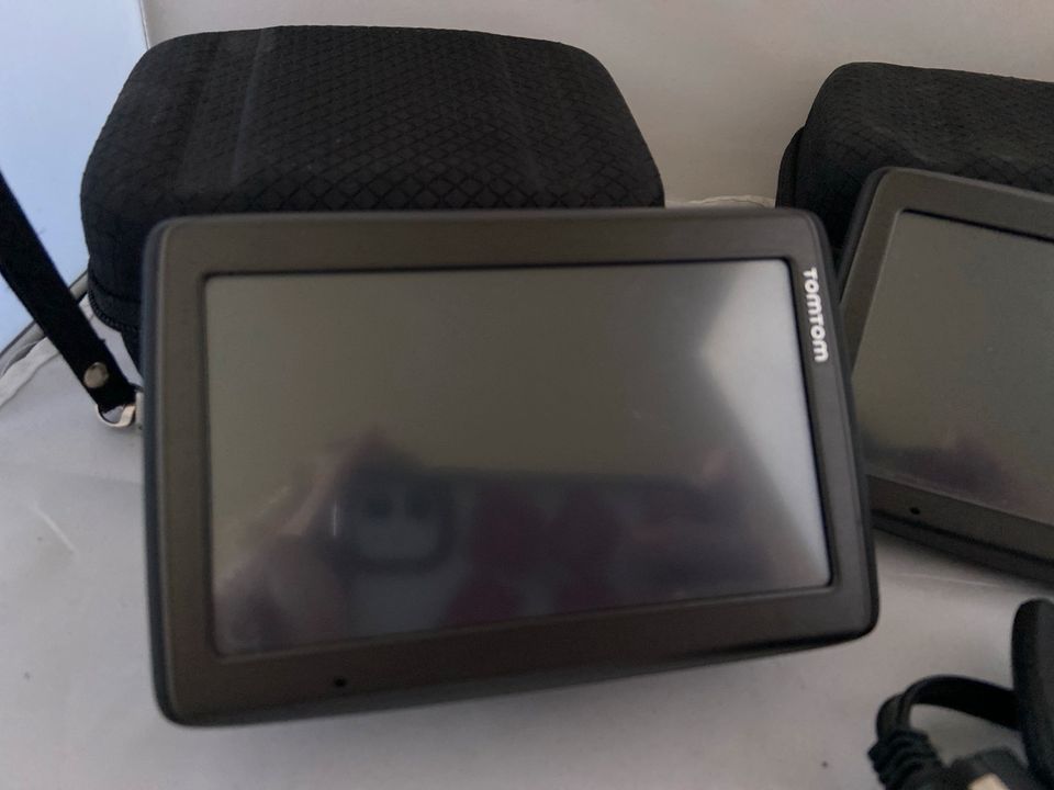 2 x TomTom 4eq50 z1230 incl Case in Kränzlin