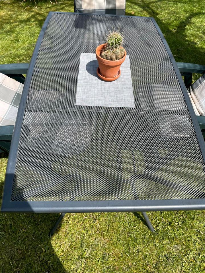 Gartentisch mit 3 Stühlen in Brilon
