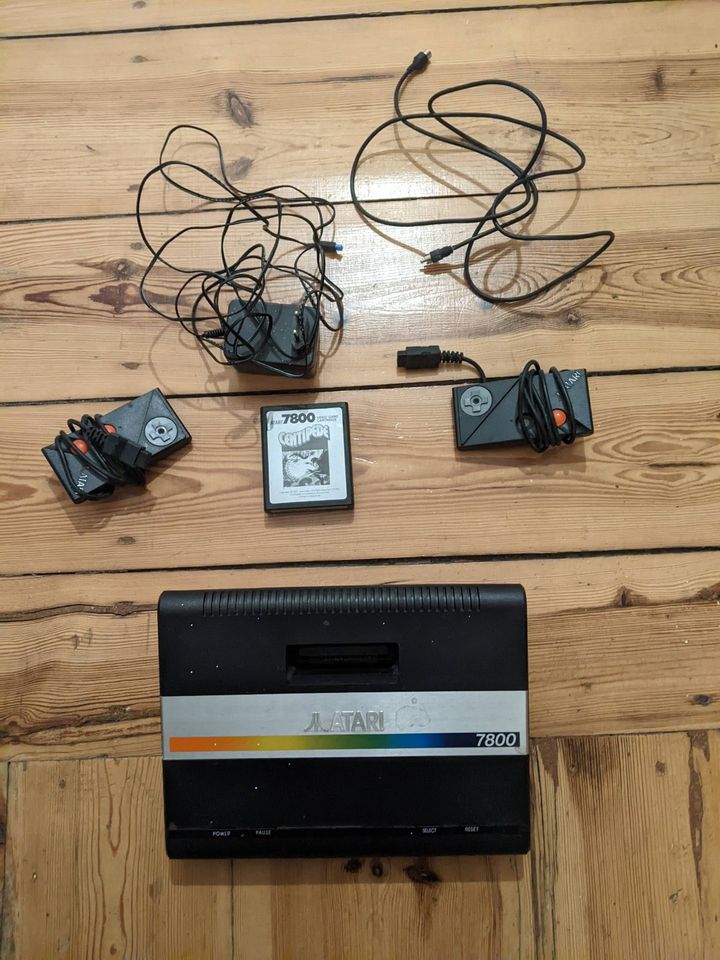 ATARi 7800 Konsole mit zwei Spielen in Berlin