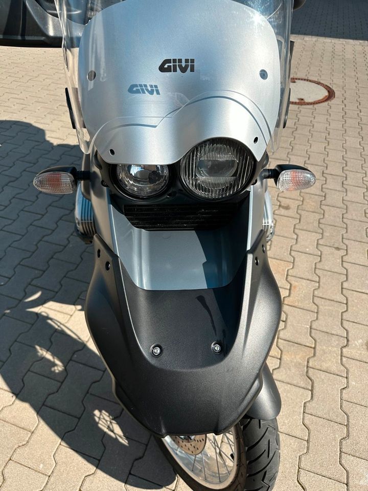 Motorrad BMW GS 1150 in Rohr