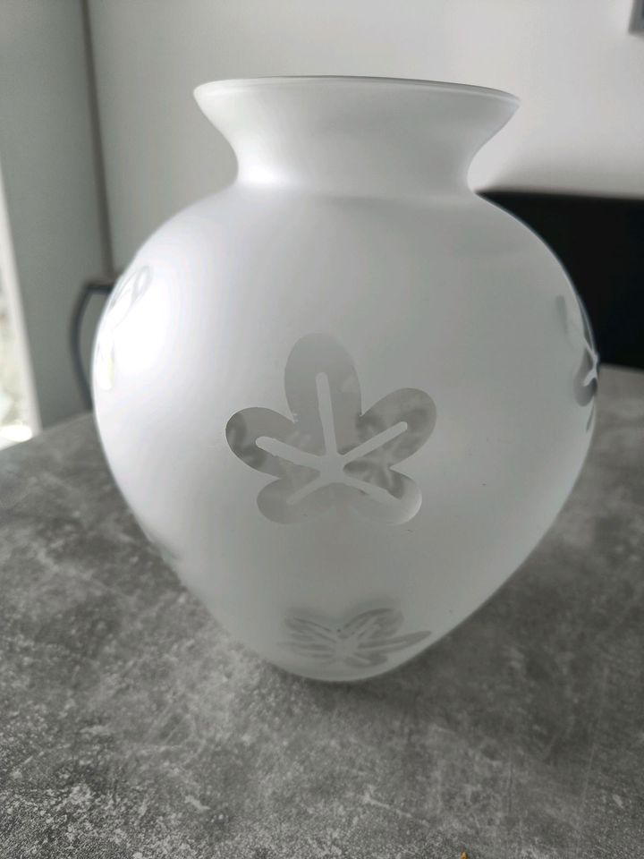 Vase aus Milchglas in Recke