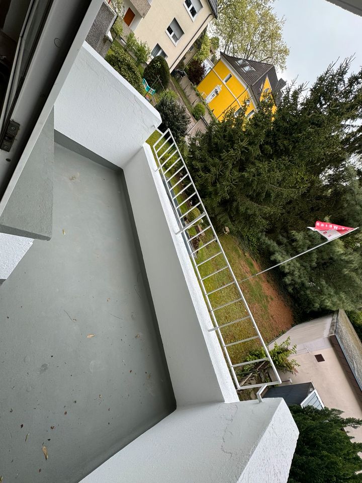 Schöne Renovierte 2 Zimmer Wohnung mit Balkon in Borbeck 52 qm in Essen