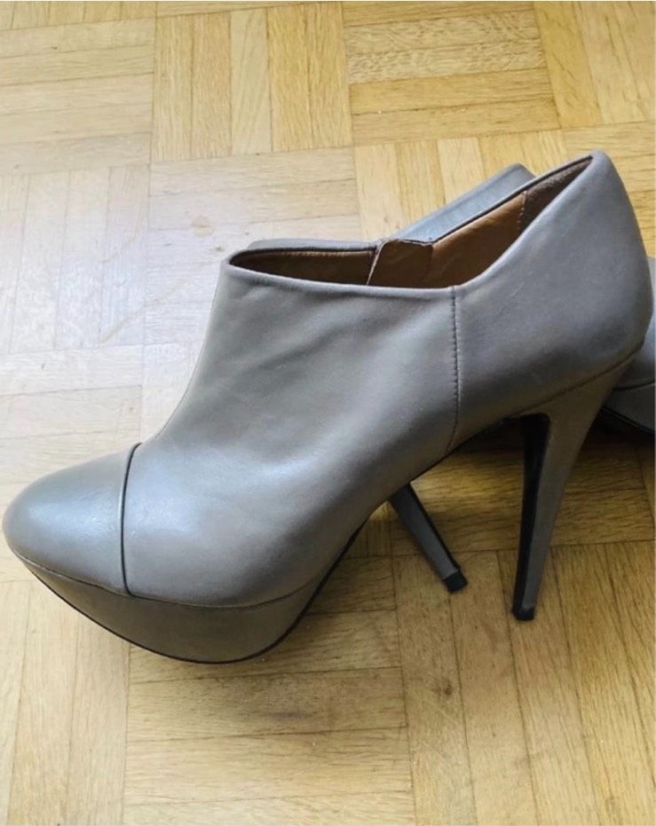 Zara extravagantes Designer Stiefeletten grau Gr 41 in Stutensee