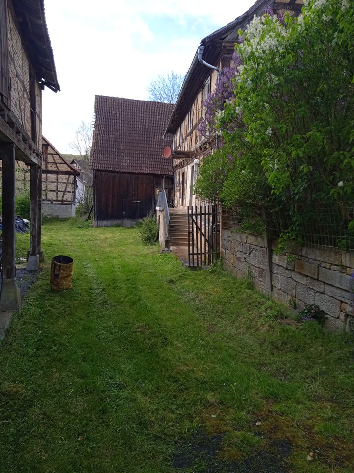 Kleiner Bauernhof mit Fachwerkhaus in ruhiger Lage in Höchheim