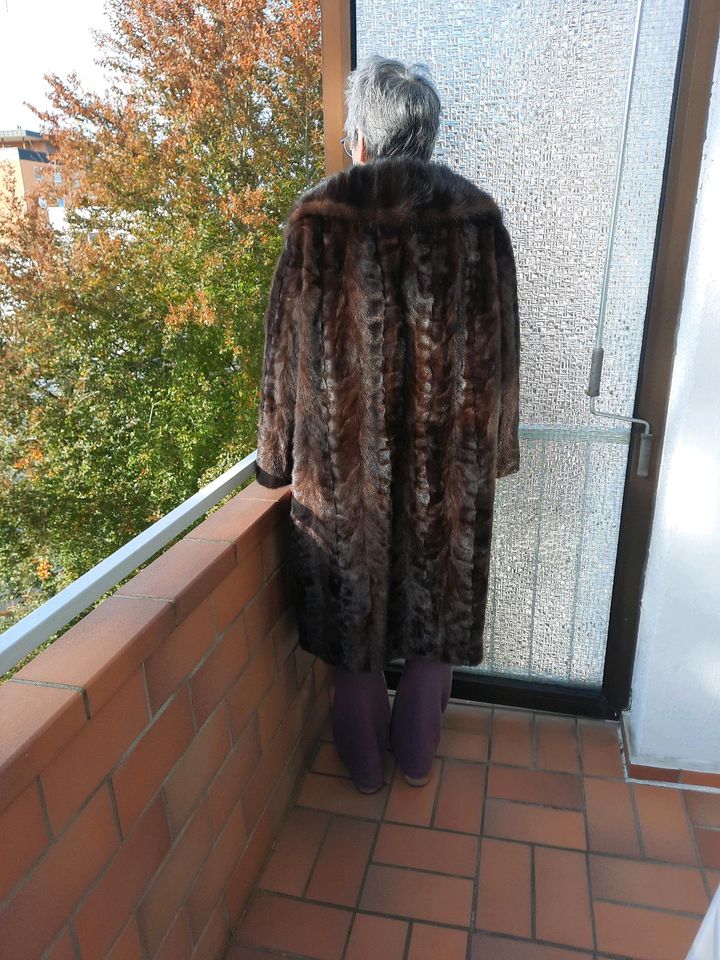 Echter Nerz-Mantel aus Pfoten mit Nerzschweif-Kragen Gr.40 in Neu Ulm