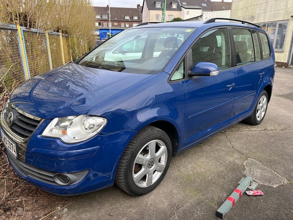 Volkswagen Touran 2.0 Gas/Benzin in Oberhausen