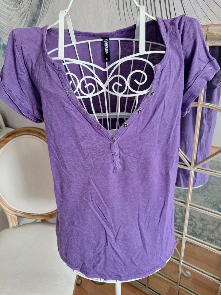 T-Shirt V-Ausschnitt mit Zierdruckknöpfen in lila/ violett Gr. M in Grettstadt