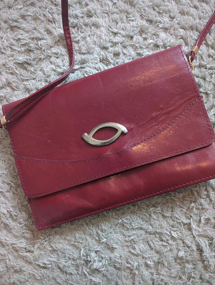 Umhängetasche Bordeaux Rot Leder Clutch Vintage Blogger in  Baden-Württemberg - Freiburg im Breisgau | eBay Kleinanzeigen ist jetzt  Kleinanzeigen