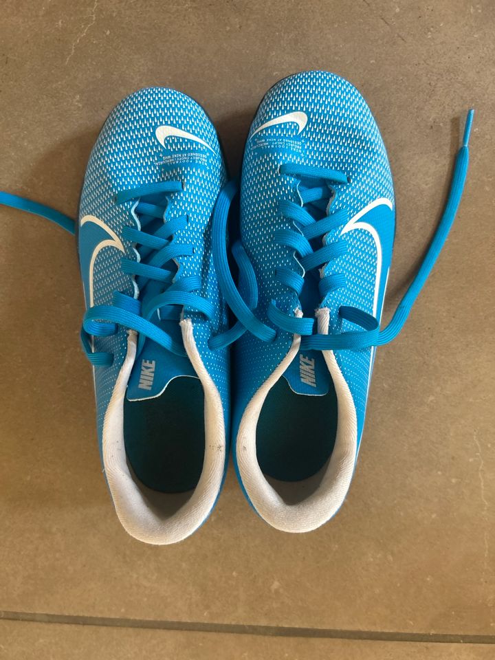 Fußballhallenschuhe Nike MERC 35,5 in Hankensbüttel