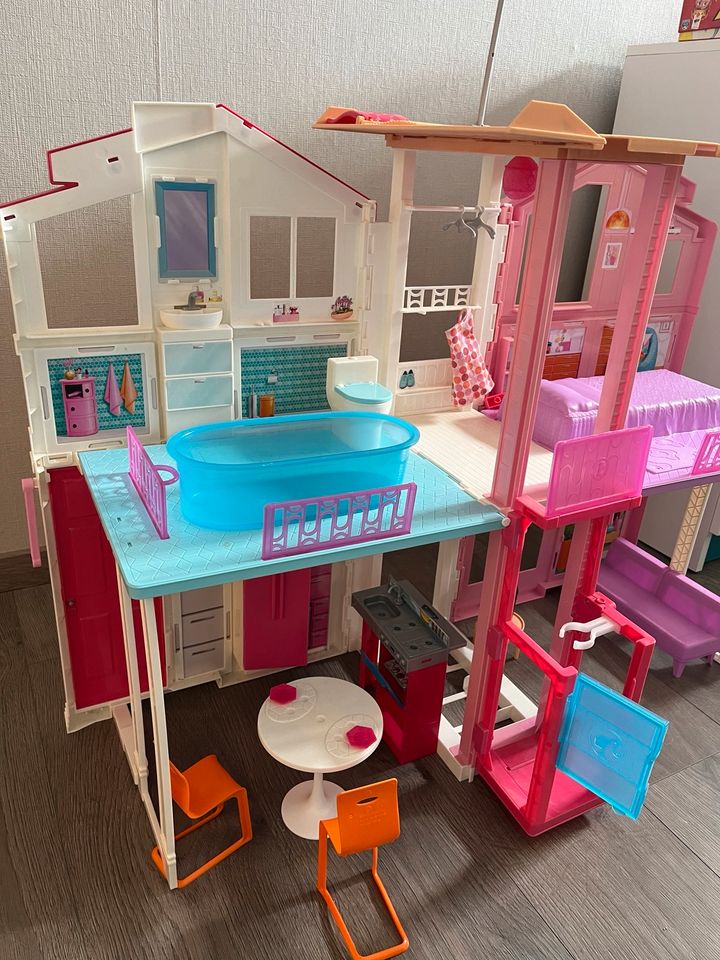 Barbie Haus mit Fahrstuhl und Einrichtung in Delligsen