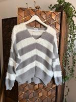 Otto Kuschel Pullover V-Ausschnitt 40 42 weiß grau Glitzer NP60€ Bayern - Langenbach Vorschau