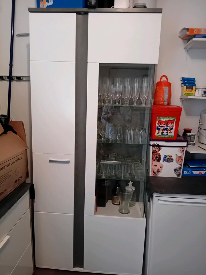 Ich biete wohn Zimmer Schrank WEIß und grau in Buxtehude