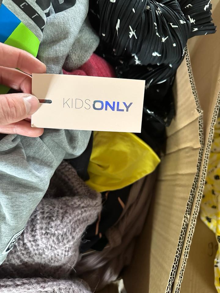 Kinderkleidung Restposten 500 Stück Hose T-Shirt Pullover in Seelow