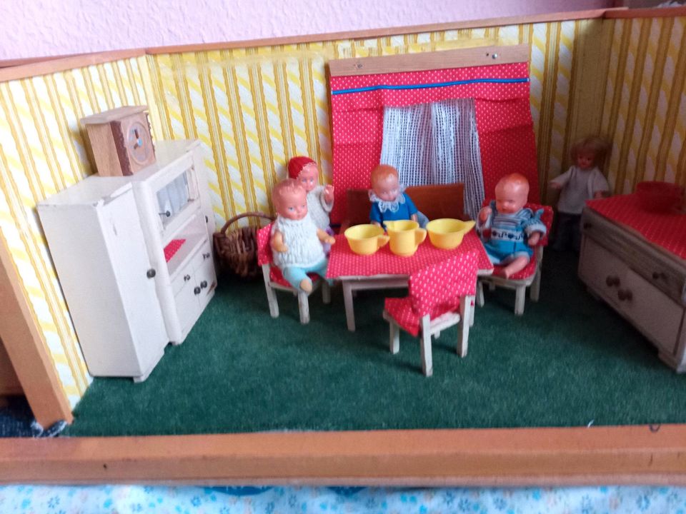 Alte Puppenstube neue Tapete Möbel von den 60erjahre in Borna