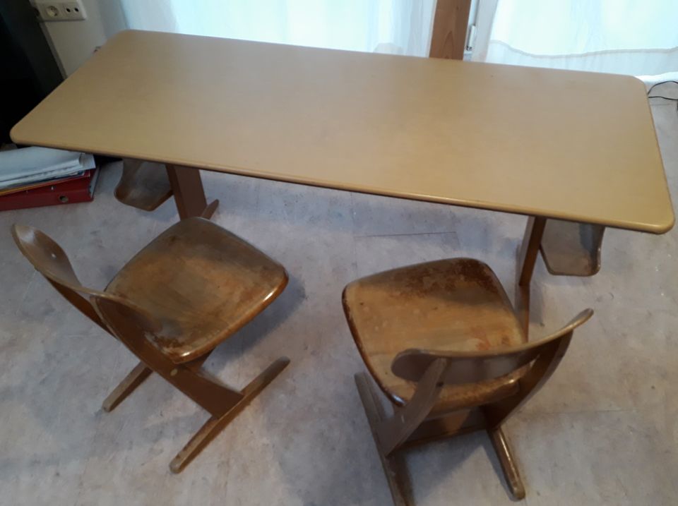 Schulbank Schreibtisch mit 2 Stühlen 1. - 4. Klasse 70er Jahre in Traunstein