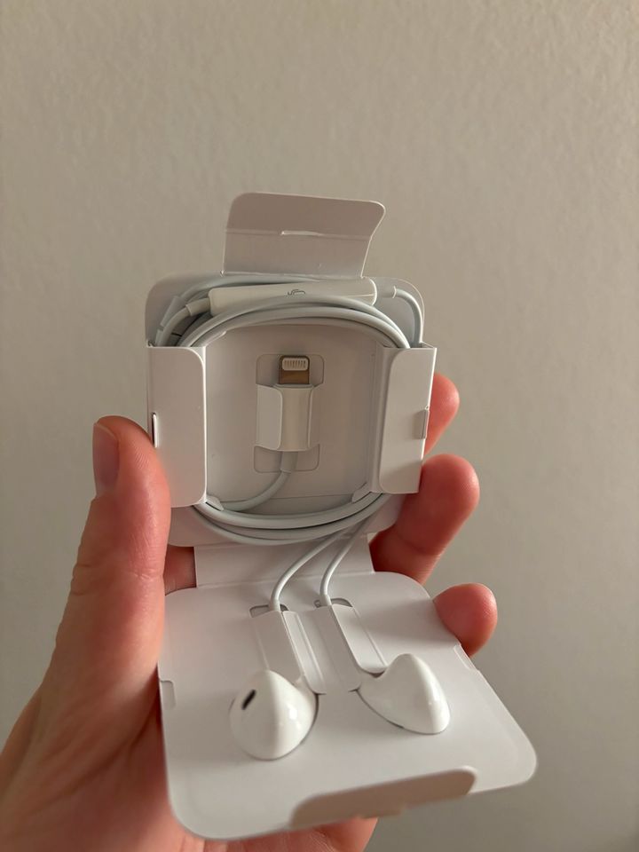 Unbenutzte Apple Kopfhörer mit Lightning Anschluss in Mannheim