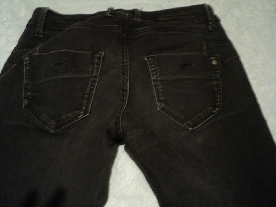 2 Jeans Gr.29/32 in Weitersborn