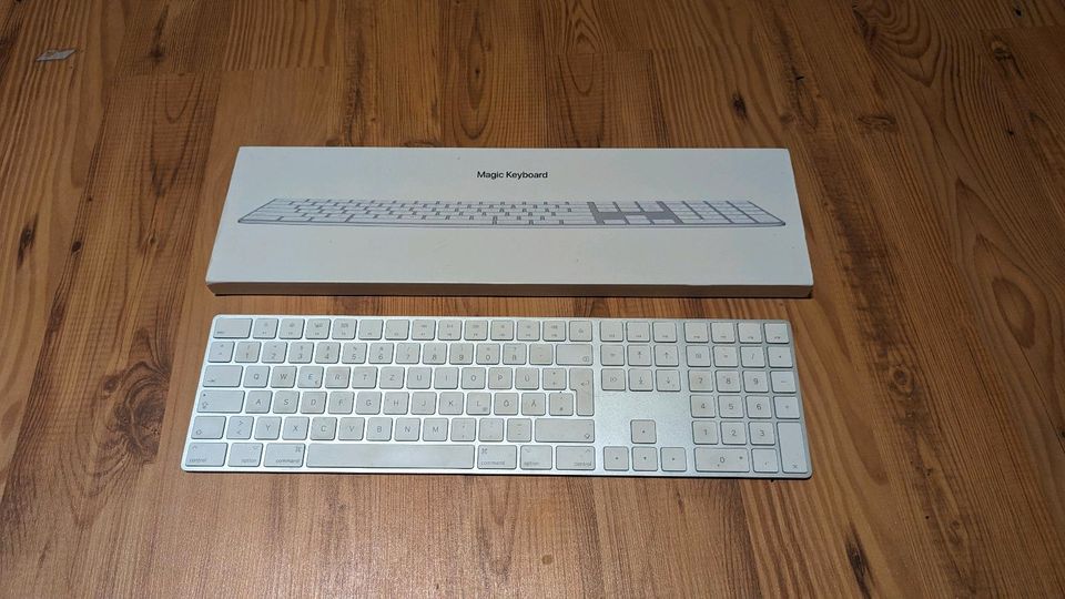 Apple Magic Keyboard mit Nummernblock und Bluetooth in Bad Oldesloe