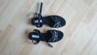 Steve Madden Sandalen Schwarz Nieten Gr. 40 / 39,5 Friedrichshain-Kreuzberg - Friedrichshain Vorschau