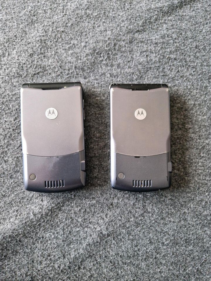 2 x Motorola Klapphandy an Bastler in Werl