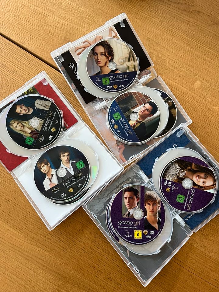 DVD Gossip Girl Staffel 1 -3 in Salzgitter