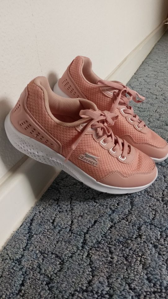 Damen-Sneakers NEU in Silberhausen