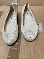 NEU Ballerinas weiß von Blue Motion Gr. 39 Spitzenmuster München - Trudering-Riem Vorschau