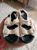 Sandalen Teddy Plüsch ZARA Gr. 41 Nordrhein-Westfalen - Ratingen Vorschau