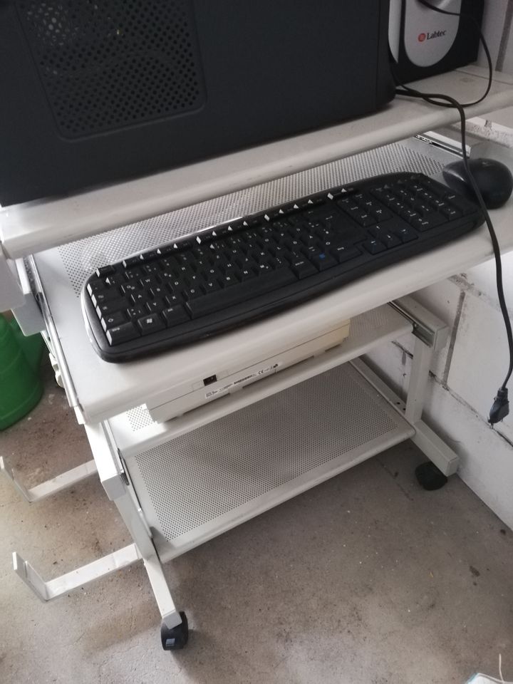 Computertisch aus Metall mit beweglichen Tastaturschublade in Gießen