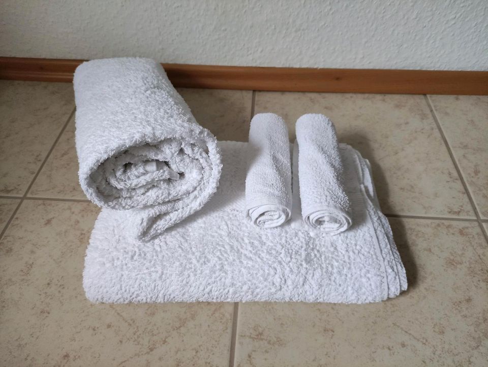 2x große weiße Handtücher + 2x Waschlappen (gratis) in Sachsen - Nossen |  Heimtextilien gebraucht kaufen | eBay Kleinanzeigen ist jetzt Kleinanzeigen