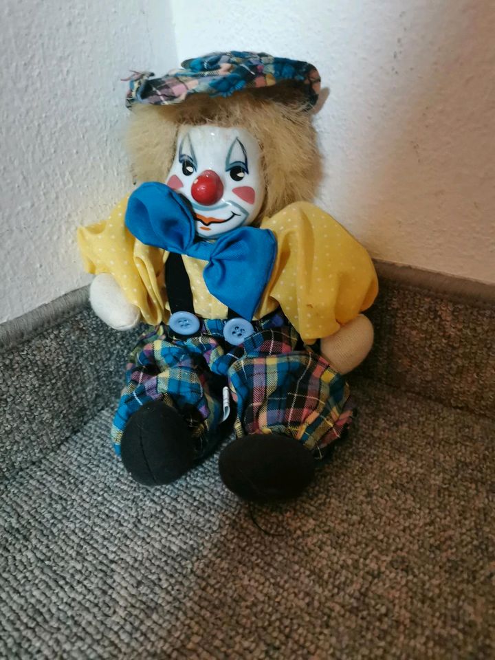 Alte Clown-Puppe mit Porzellankopf und Stoffkörper in Germaringen