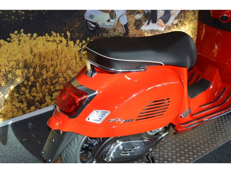 Vespa GTS 300 Super rosso / rot corragioso R7 in Aachen