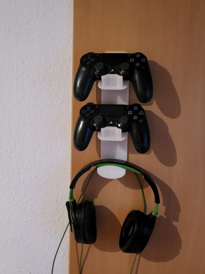 Halter für 2 PS4 Controller und Headset in Wehr