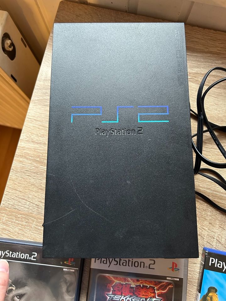 PS 2 mit Controllern und Spielen in Rhönblick