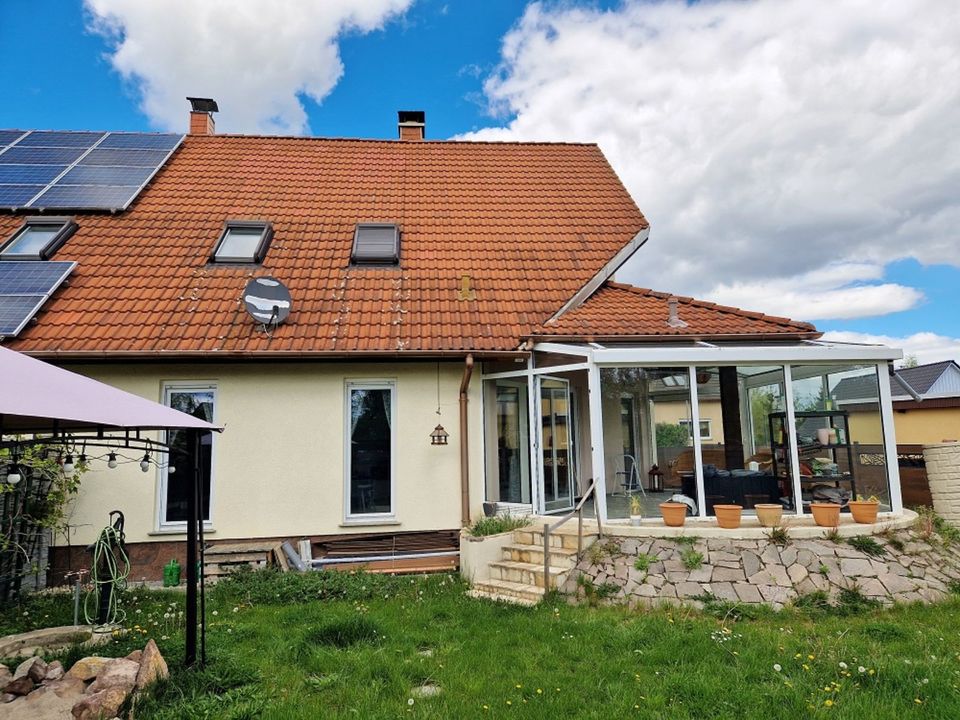 Wunderschöne Doppelhaushälfte mit fast neuer Heizung, Kamin und Wintergarten wartet auf Sie! in Teutschenthal