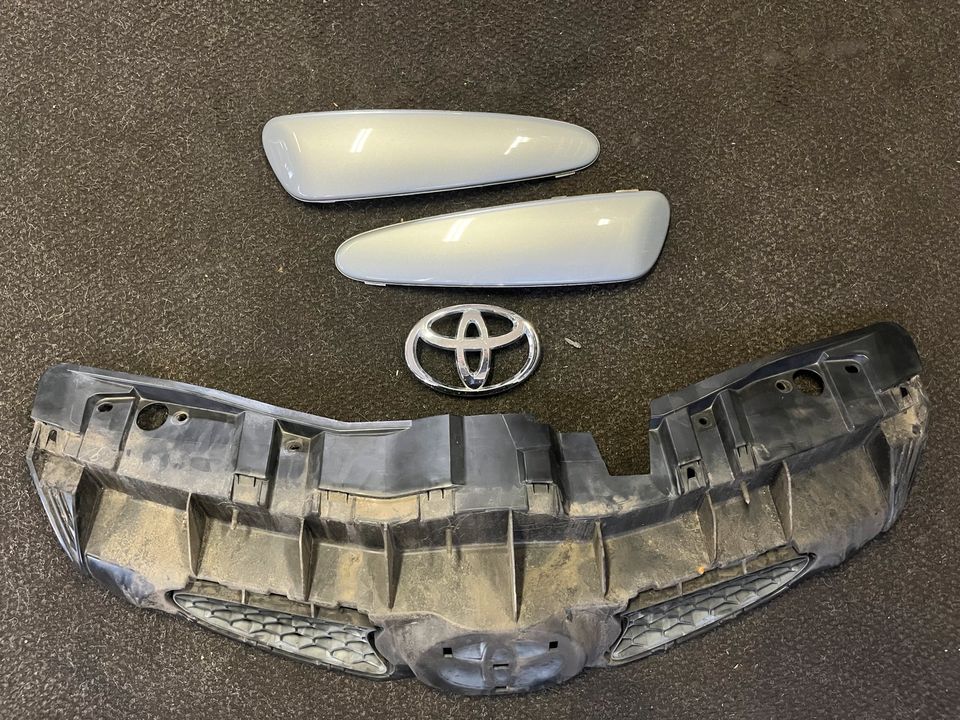 Toyota Aygo Stoßstange vorne Teile Gitter Emblem Leiste Silber in Solingen