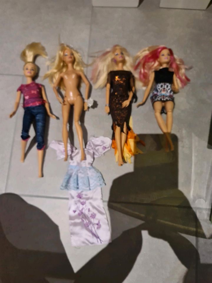 Barbie Mattel je 6 EUR mit beweglichen Beinen oder Armen in Volkertshausen