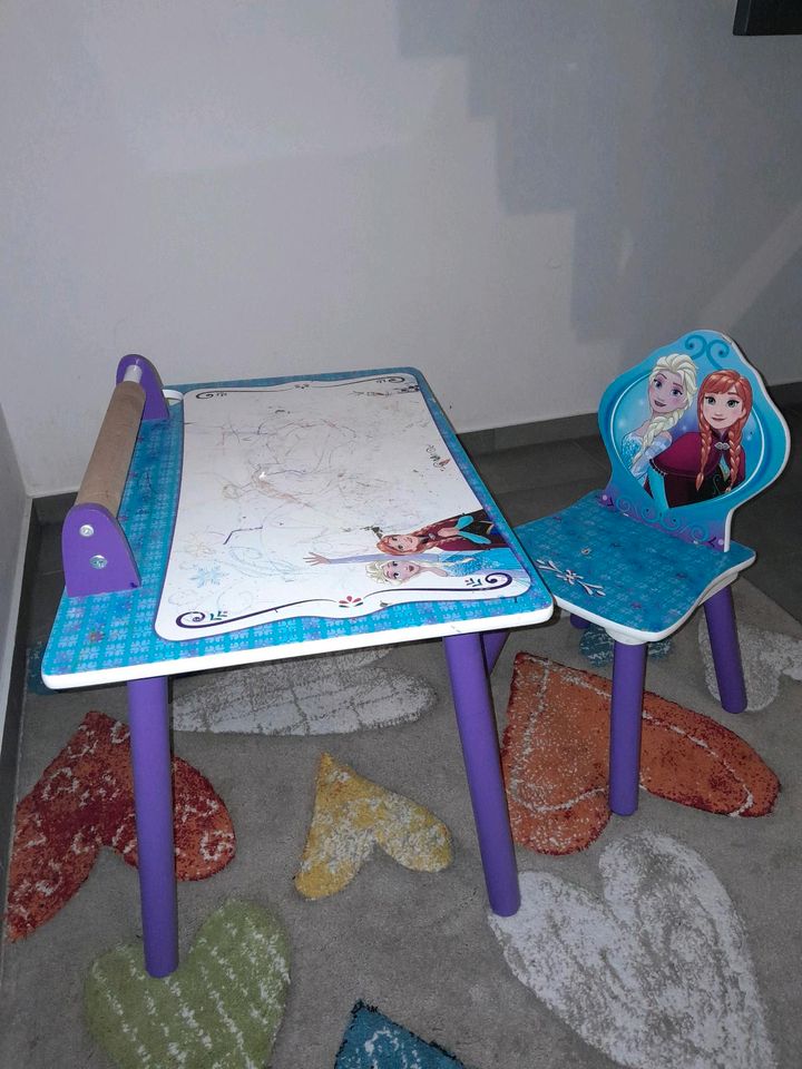 Kindertisch mit Stuhl in Wilhelmsdorf