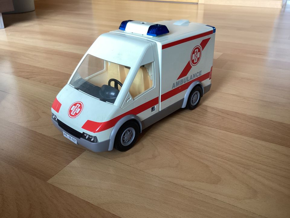 Verschiedene Playmobil Fahrzeuge in Niedenstein