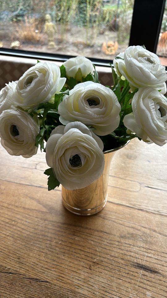 Seidenblumen Ranunkeln mit Vase in Großensee