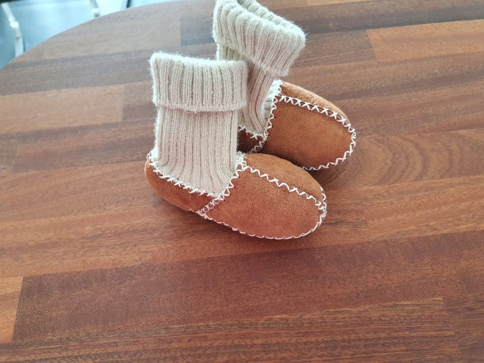 Süsse Baby Schuhe 0 bis 6 Monate wie neu in Hattersheim am Main