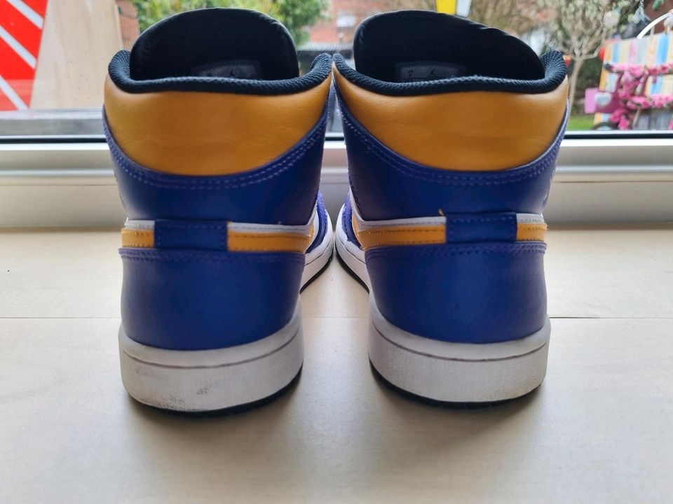 Nike Air Jordan 1 Mid Lakers Gr. 40 lila gelb mit Karton in Köln