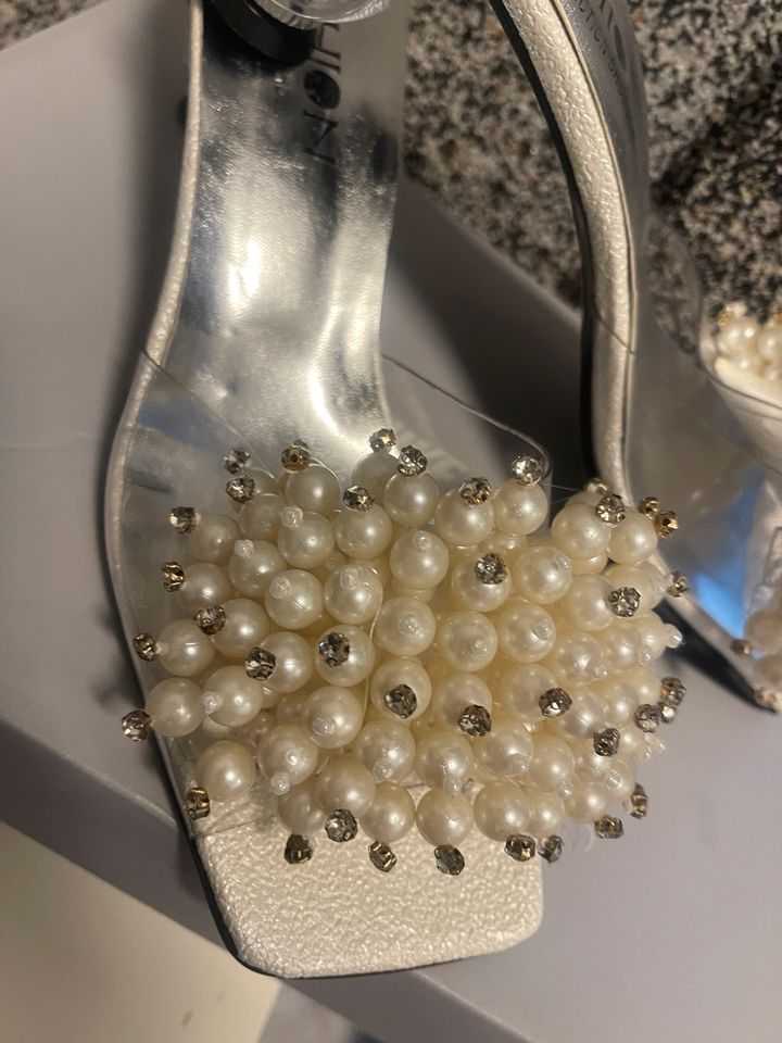 High heels mit Perlen in Peine
