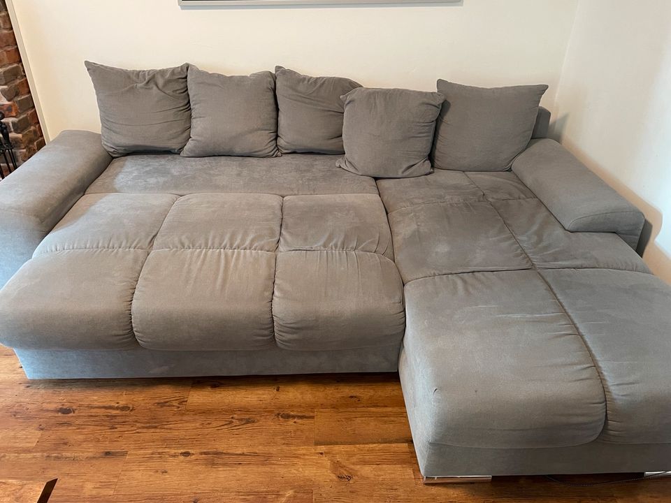 Couch/Sofa grau mit Schlaffunktion in Essen-Margarethenhöhe