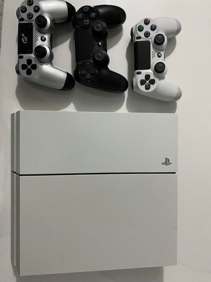 PS4 mit 3 Controller gepflegt. in Witten