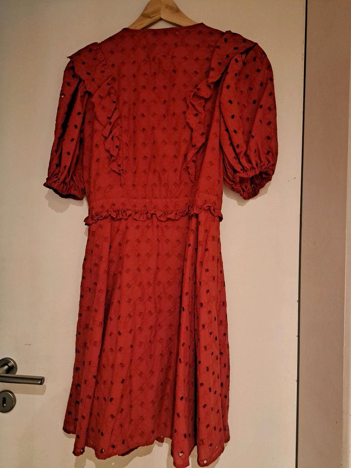 Kleid mit Knöpfen in Lich