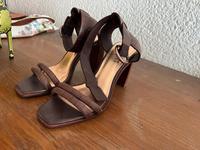 Ted Baker Sandalen Absatzschuhe 37 Neu Original Hessen - Kirtorf Vorschau
