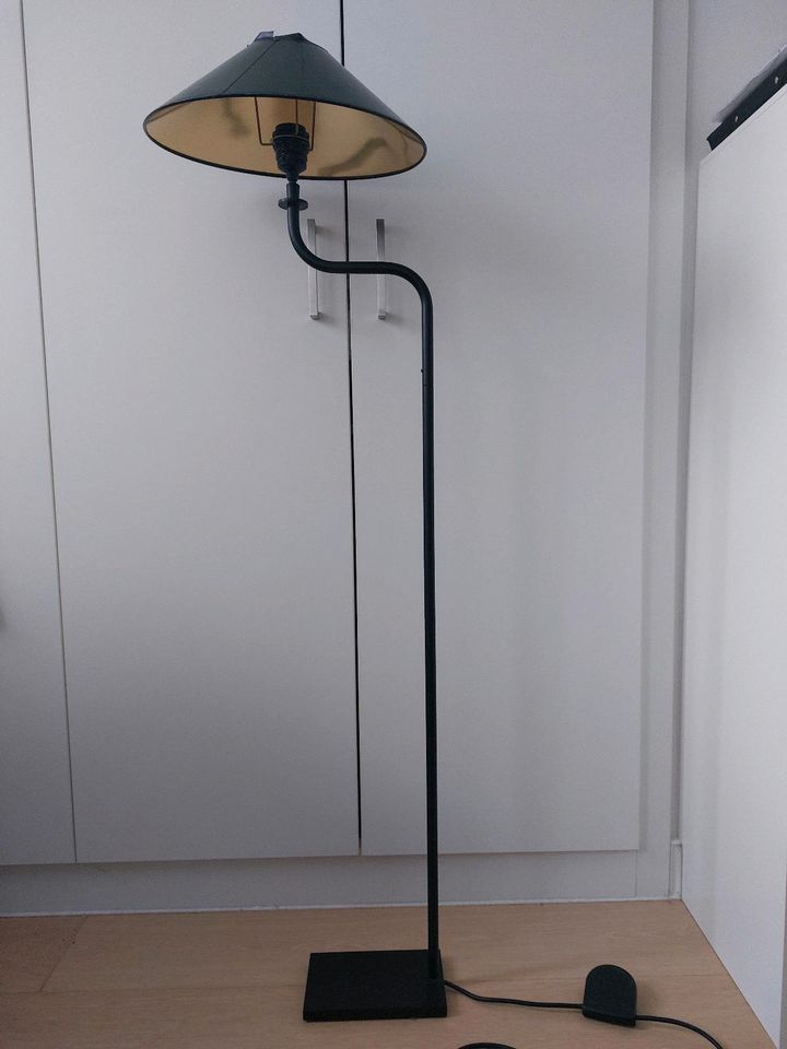 Schwarze Stehlampe in Berlin