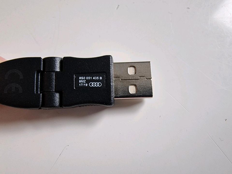 Original Audi Micro USB Kabel Ladekabel gewinkelt 8S0051435B in Biebergemünd