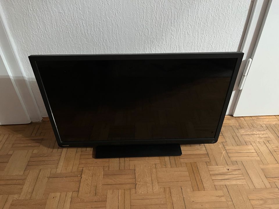 TOSHIBA LCD COLOUR TV 32L1343DG Fernseher *defekt* für Bastler in Dietingen